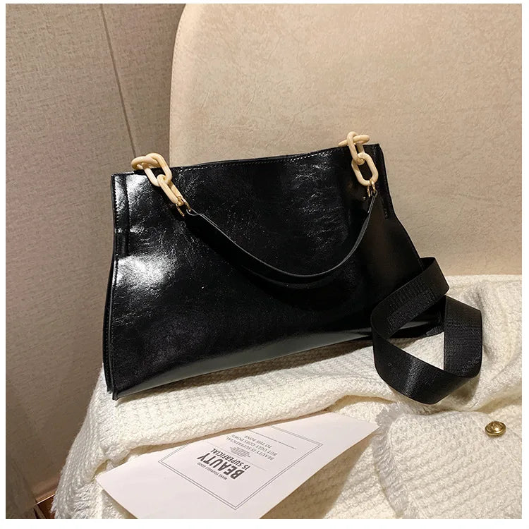 Elegant shoulder bag in soft leather | Spacious trendy bag