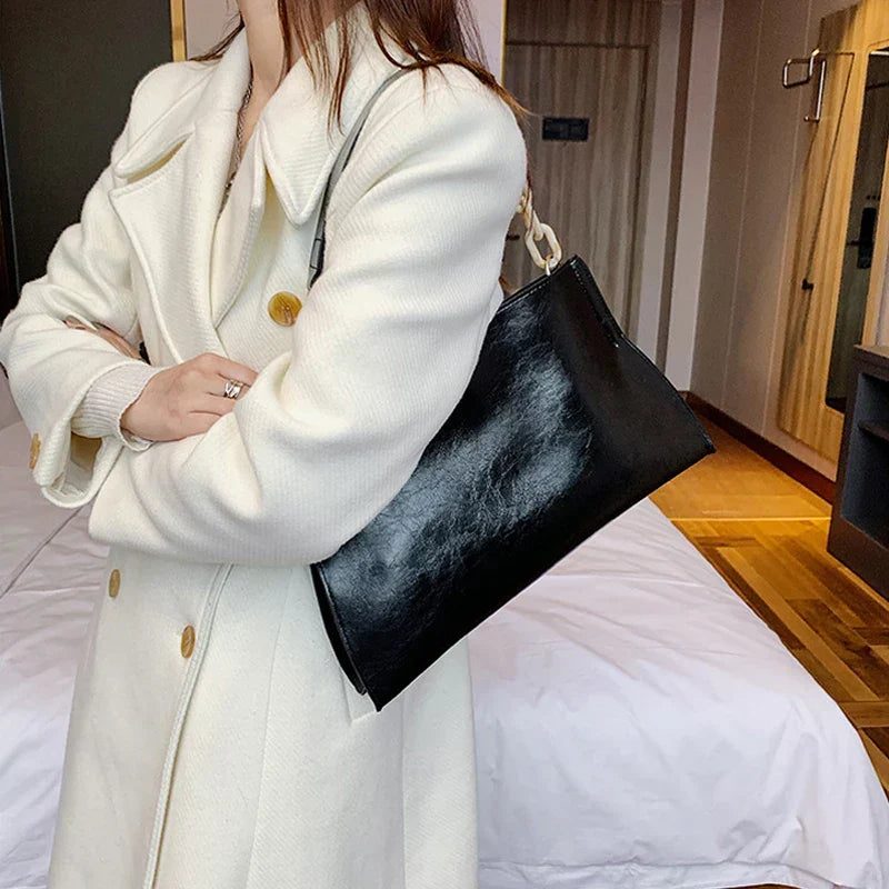 Elegant shoulder bag in soft leather | Spacious trendy bag