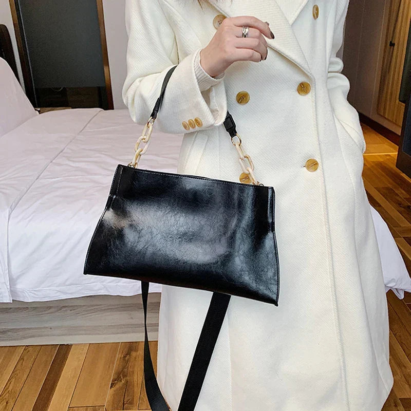 Elegant shoulder bag in soft leather | Spacious trendy bag