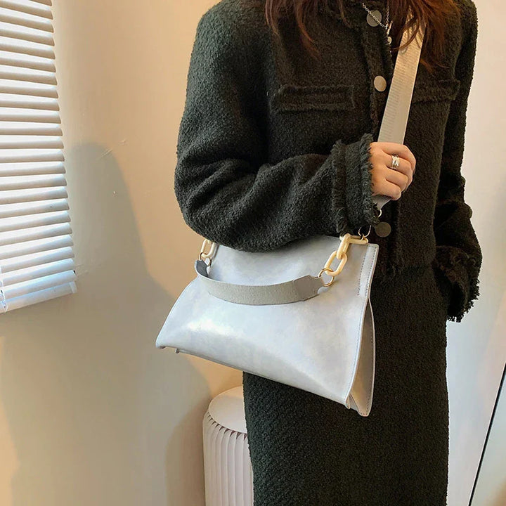 Elegant shoulder bag in soft leather | Spacious trendy bag